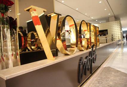 أسطورة كرة القدم ديديه دروغبا يشارك في إفتتاح Vogue Cafe في دبي مول